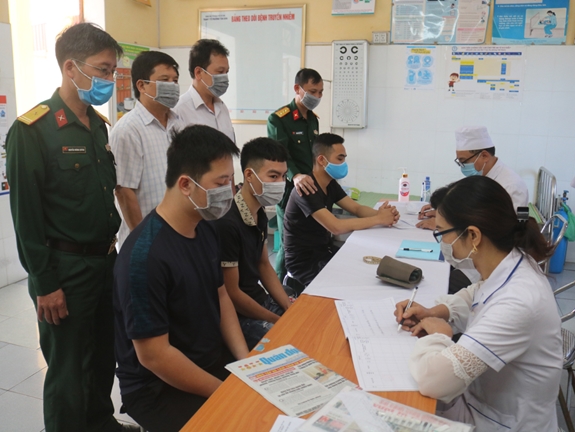 Hội đồng Nghĩa vụ quân sự TP Chí Linh giám sát sơ tuyển nghĩa vụ quân sự tại phường Tân Dân.